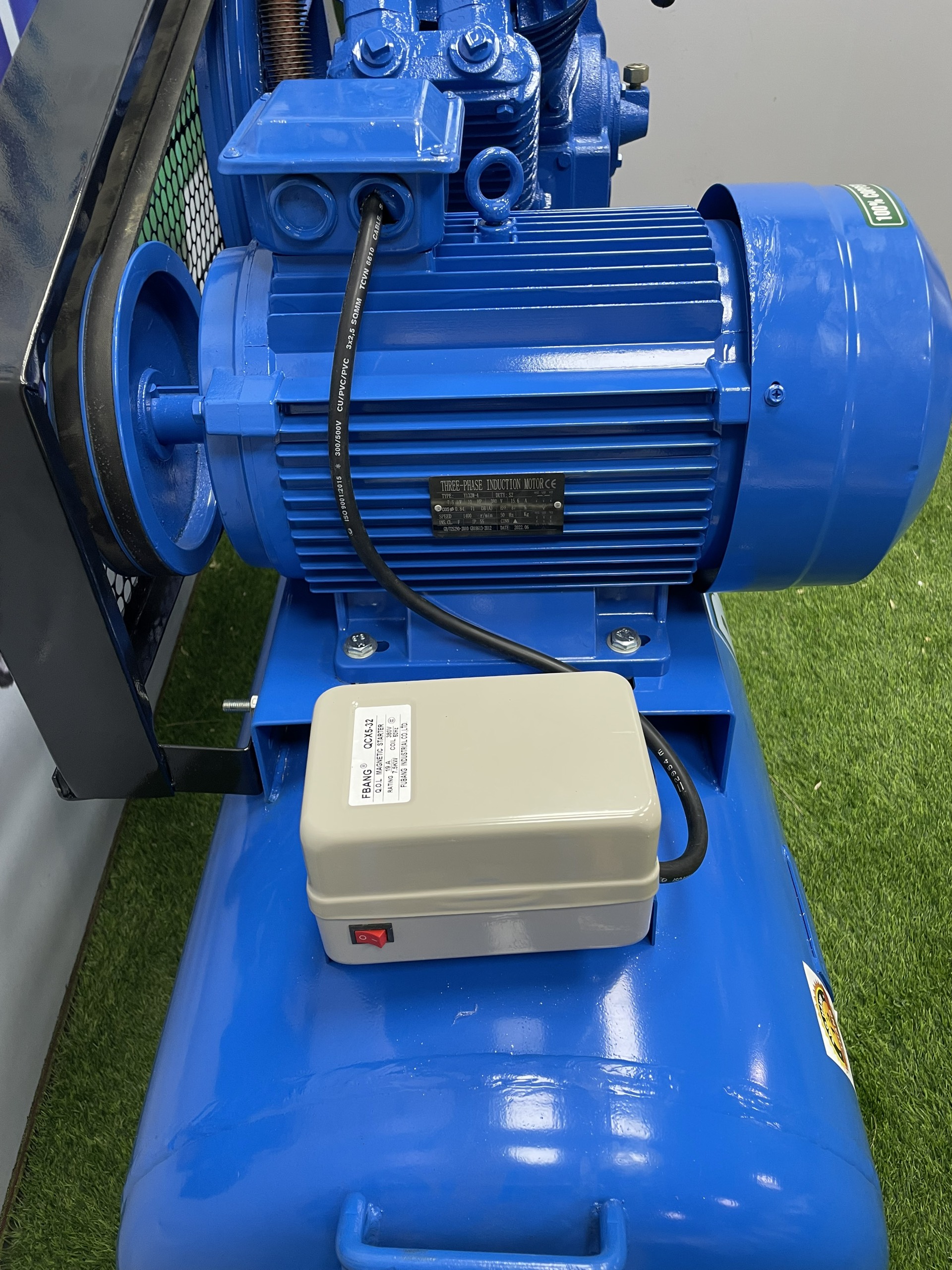 Máy nén khí ARAMCO 10HP-330L-12.5Kg (V-1.05/12.5) 3 Máy nén khí ARAMCO 10HP-330L-12.5Kg (V-1.05/12.5) - Ảnh 3