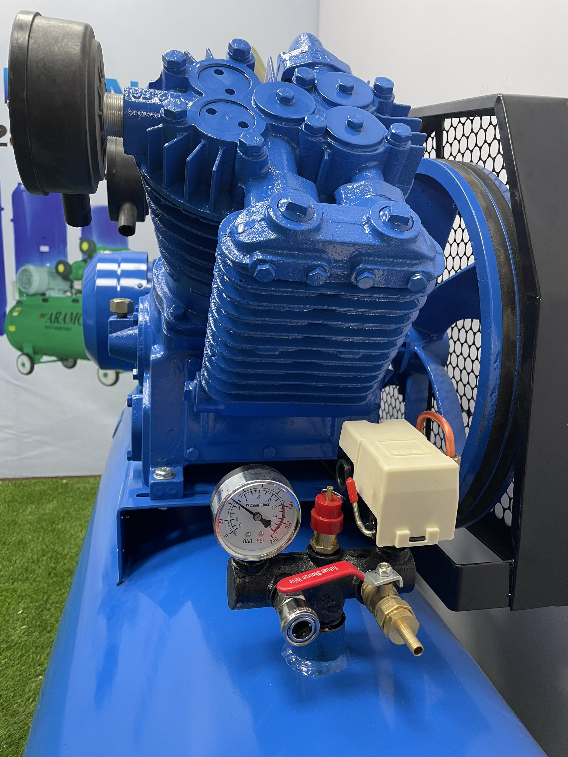 Máy nén khí ARAMCO 10HP-330L-12.5Kg (V-1.05/12.5) 4 Máy nén khí ARAMCO 10HP-330L-12.5Kg (V-1.05/12.5) - Ảnh 4