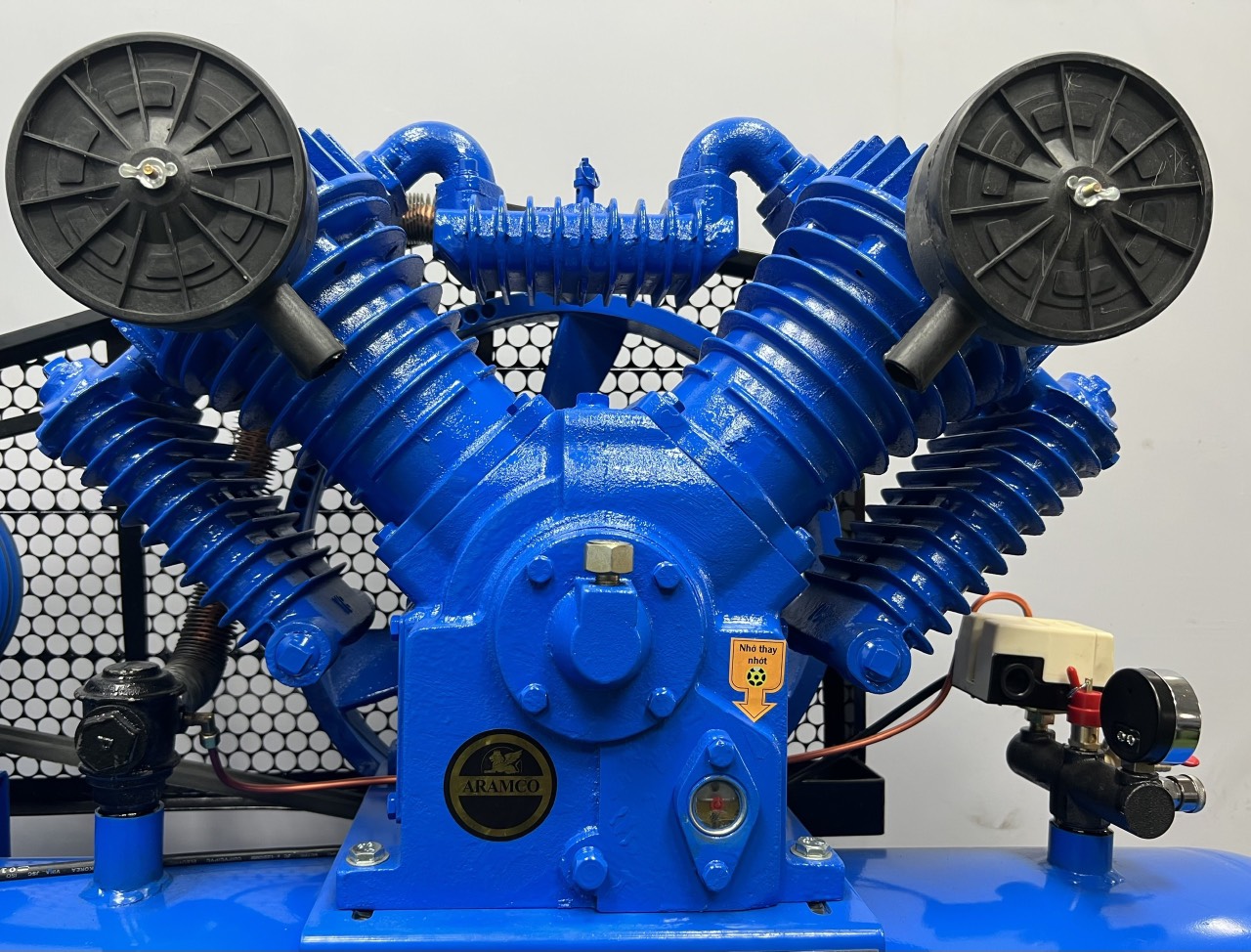 Máy nén khí ARAMCO 10HP-330L-12.5Kg (V-1.05/12.5) 5 Máy nén khí ARAMCO 10HP-330L-12.5Kg (V-1.05/12.5) - Ảnh 5