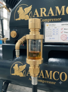 Hướng Dẫn Cách Thay Dầu Máy Nén Khí Aramco Đúng Kỹ Thuật Từ A-Z 6 BƯỚC CHI TIẾT 3 Kiểm tra mức dầu qua mắt thăm dầu để xác định thời điểm thực hiện cách thay dầu máy nén khí Aramco.